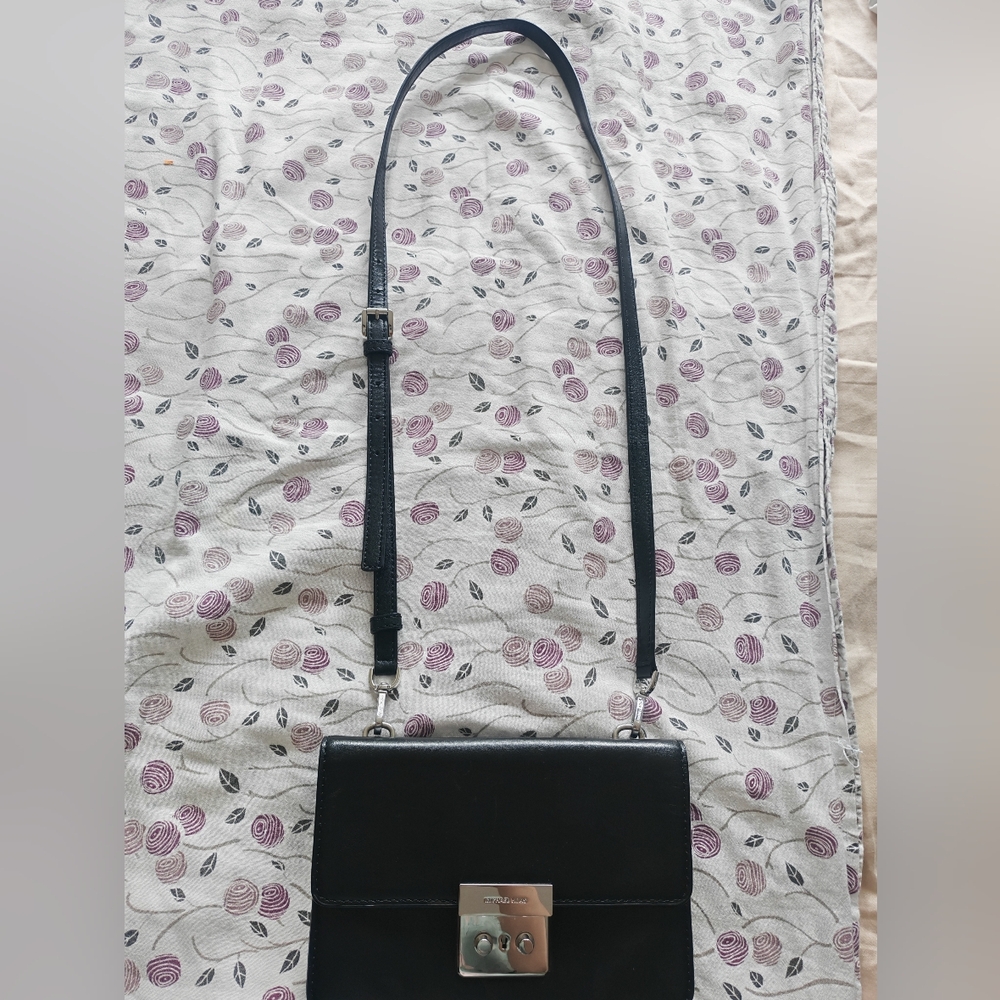 Micheal Kors Elegant Black Leather Crossbody Bag